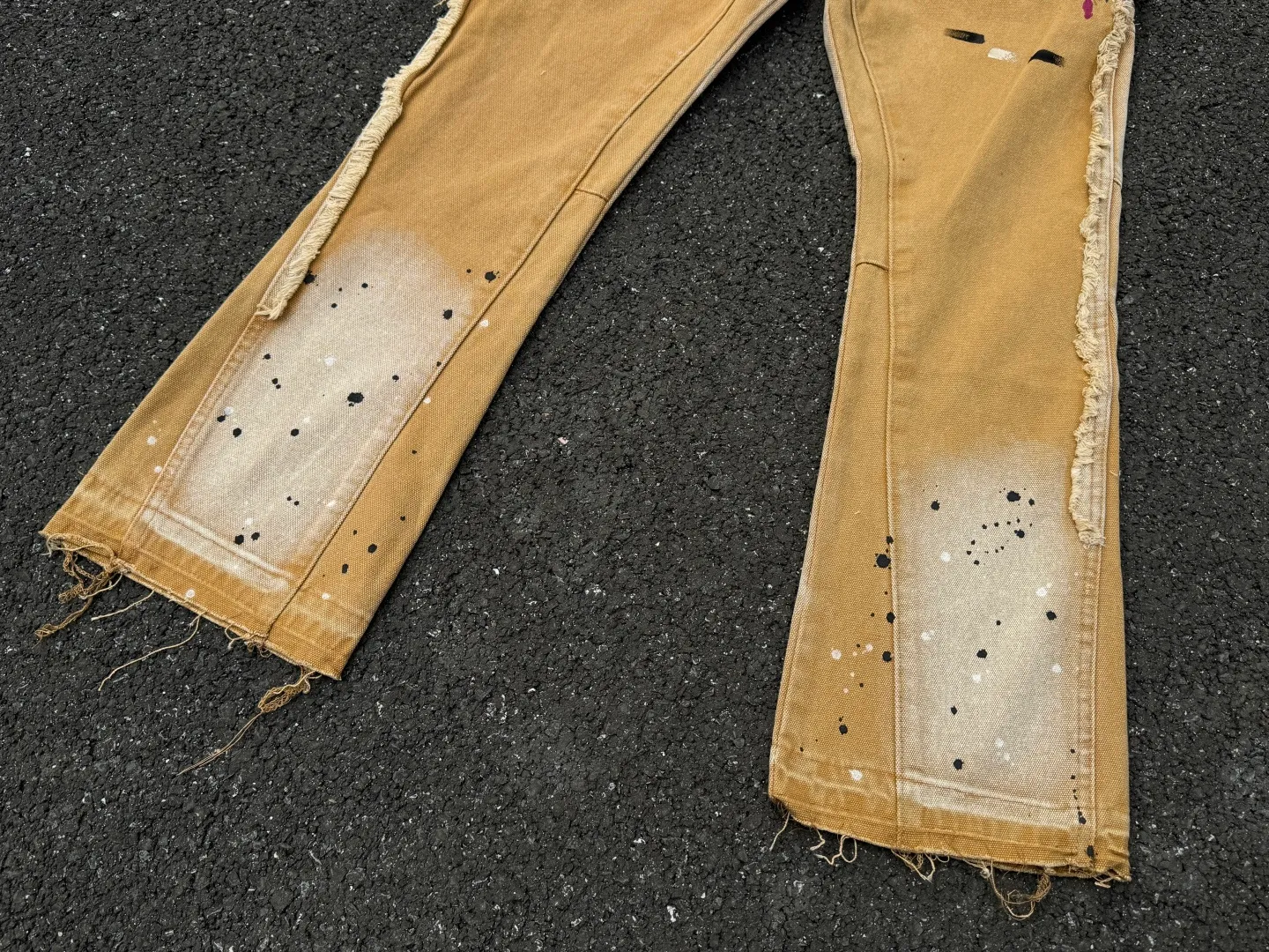 P250💰G91 GALLERY DEPT. Spliced ​​patches, ink-splashed denim bell-bottoms, washed distressed spliced ​​jeans, denim washing factory. During the process, the owner of the washing factory helped introduce a boss who once worked at the Levi OEM factory and then started his own business. This also paved the way for the following styles. Therefore, Levi's remodeled single product for the base plate is really familiar. Whether it is the fabrics supplied or the lathes used in production, there is nothing to choose from. -Color: Black -Size: S-XXL (corresponding to 28-36)